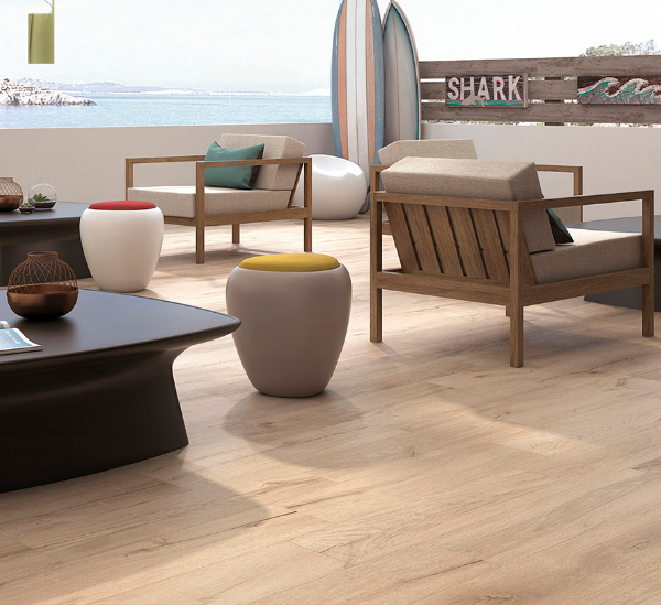 Подна порцеланска плочка налик на дрво