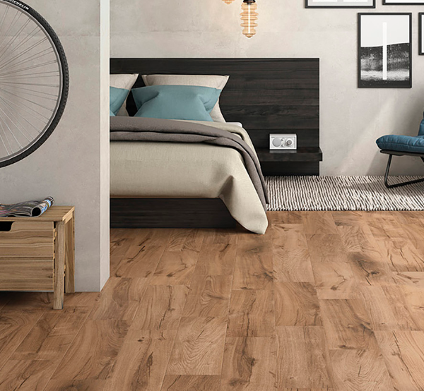 Подна порцеланска плочка налик на дрво